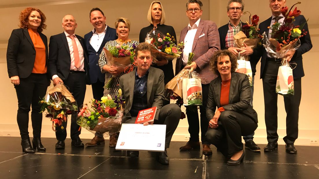 Winnaar Harrie De Jong met de jury en andere genomineerden (Rechten: RTV Drenthe)