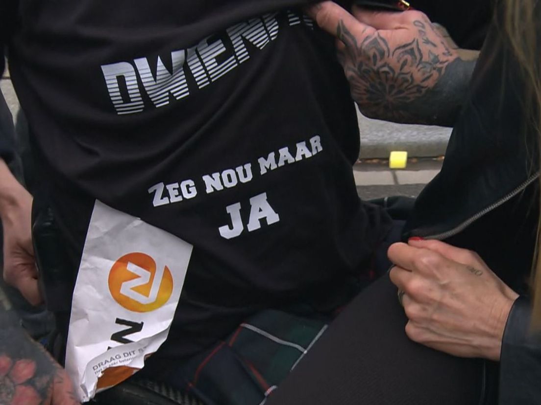 Het t-shirt van Ydo met de geheime tekst die Gwen vooraf niet mocht zien