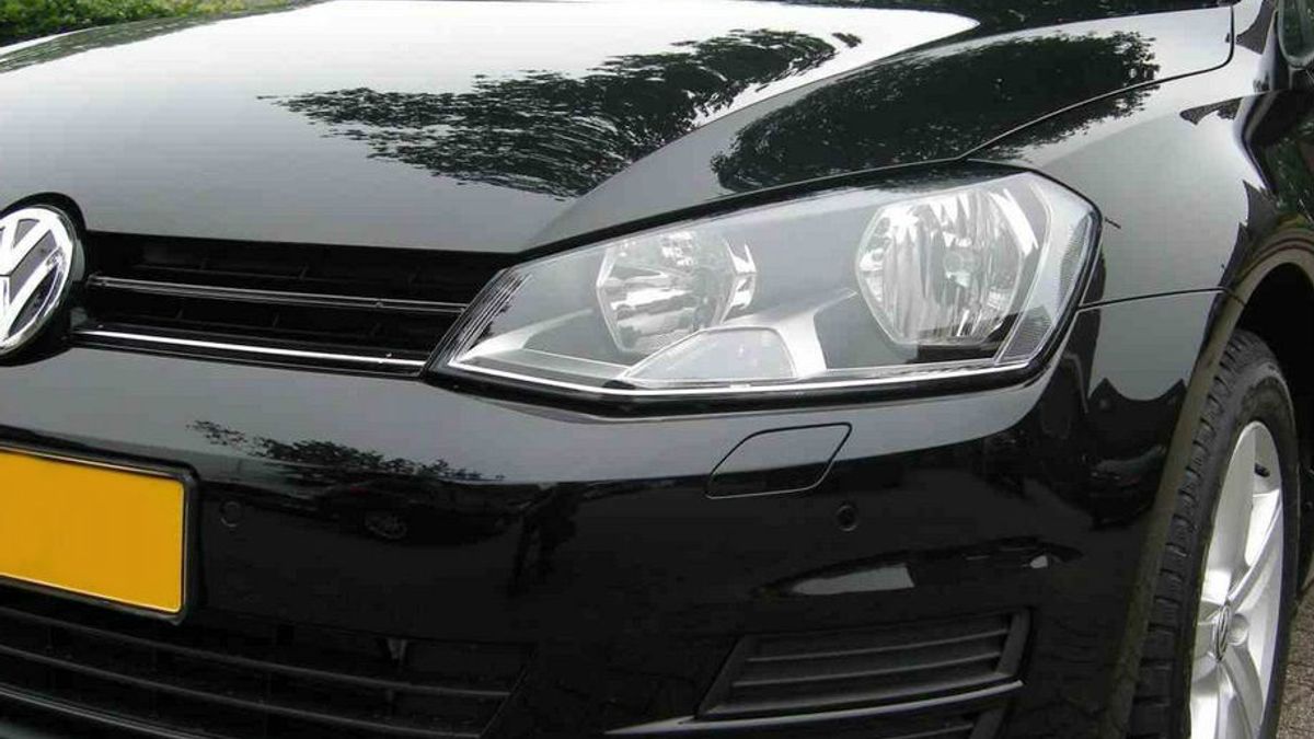 Zwarte Golf rijdt door na aanrijding Posterholt