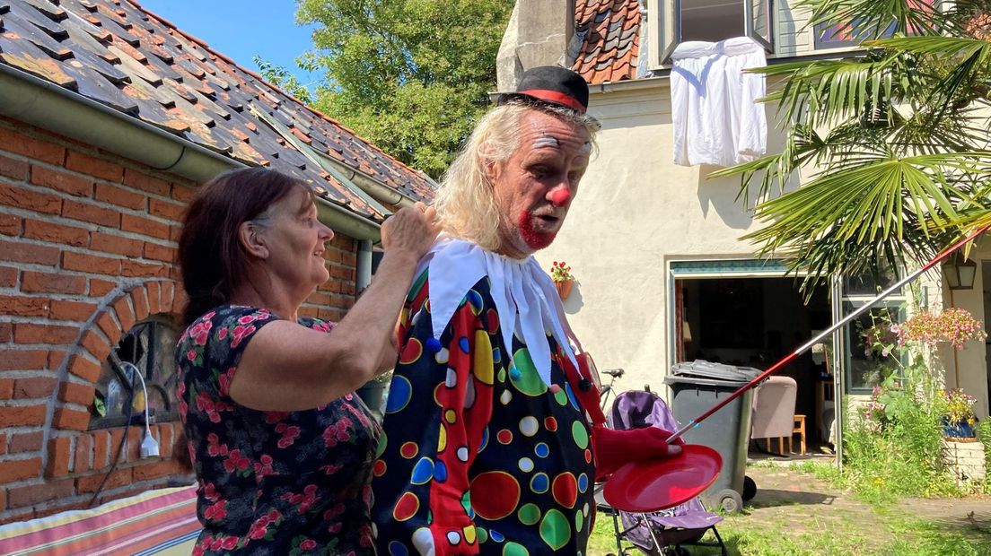 Bijvoet helpt Arie met zijn clownspak