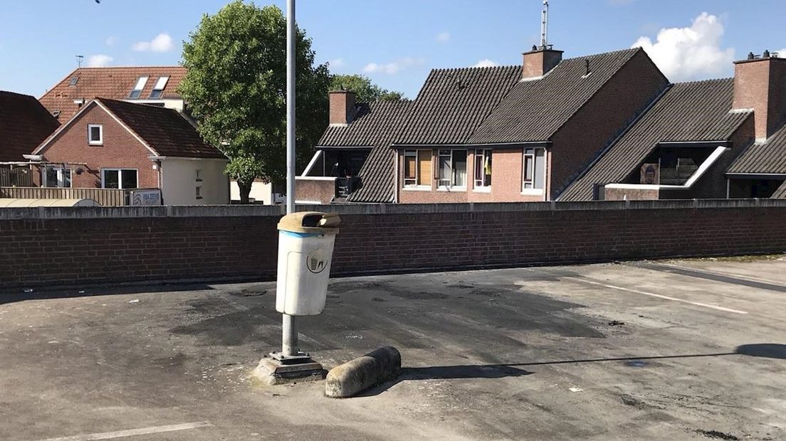 Autobrand op parkeerdak Oldenzaal