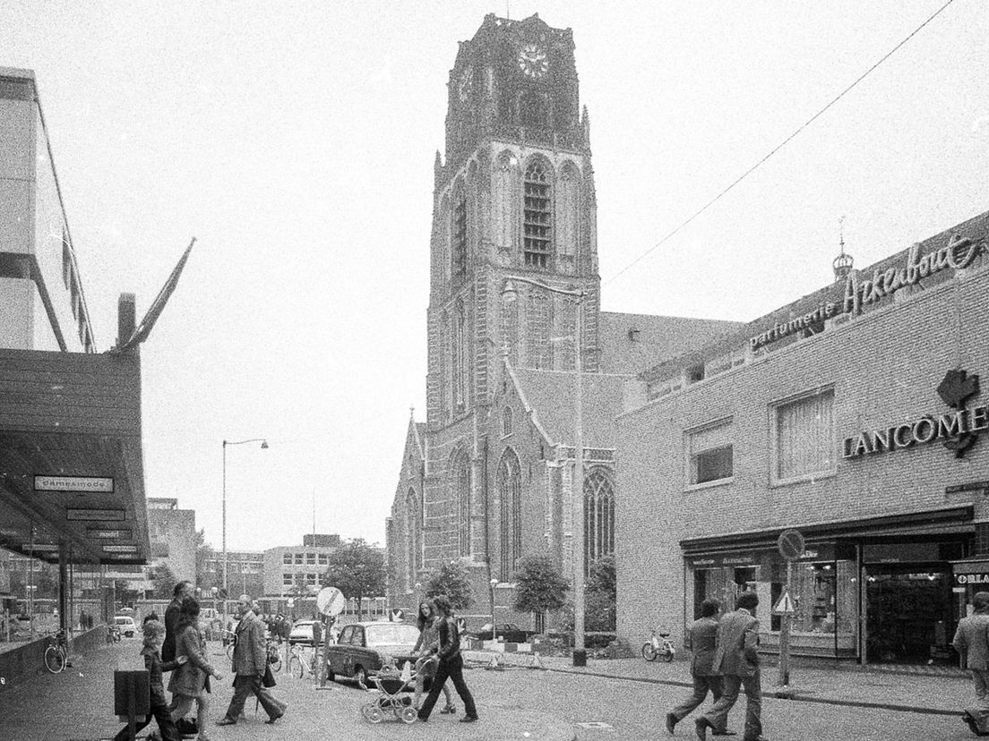 De Laurenskerk vanaf de Wijde Kerkstraat in 1973