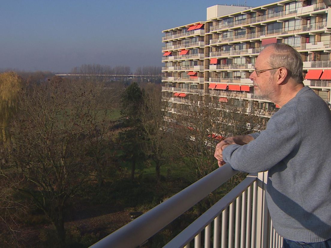 Jos Jelderda geniet van zijn uitzicht op de A16