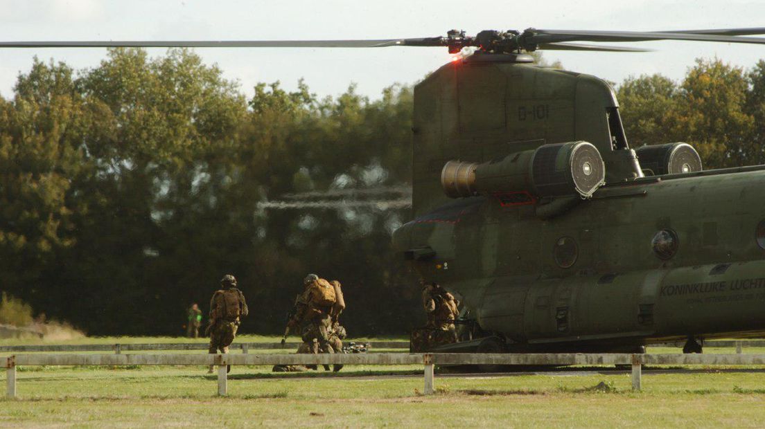 Militairen van de Luchtmobiele Brigade oefenen bij Coevorden (Rechten: Jeroen Kelderman/RTV Drenthe)