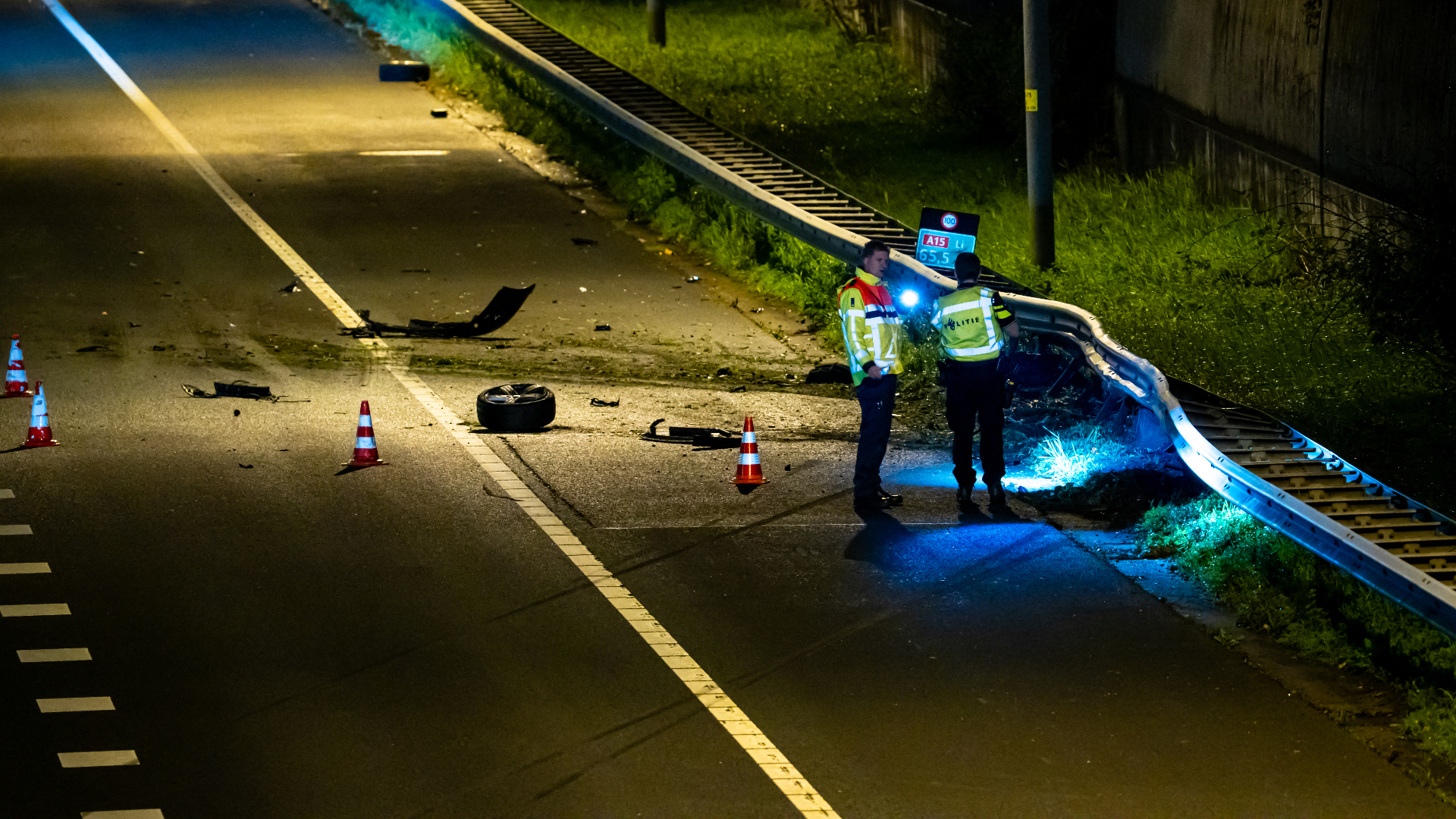 Hoewel de auto aan de linkerkant van de weg was geëindigd, heeft het voertuig eerst de rechtervangrail geraakt.