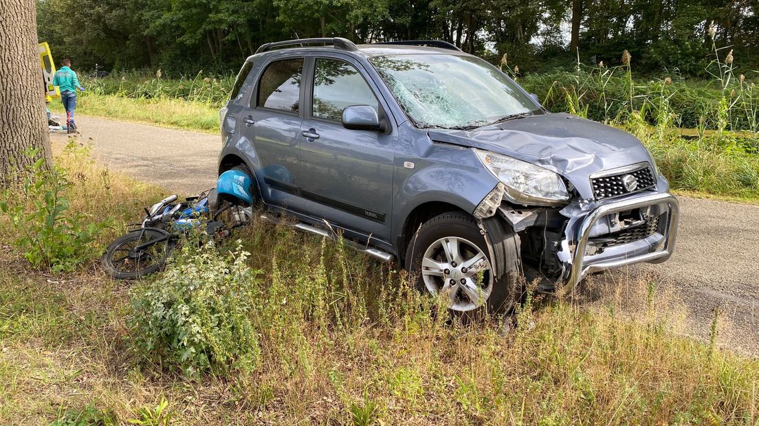 Bromfietser ernstig gewond bij frontale aanrijding