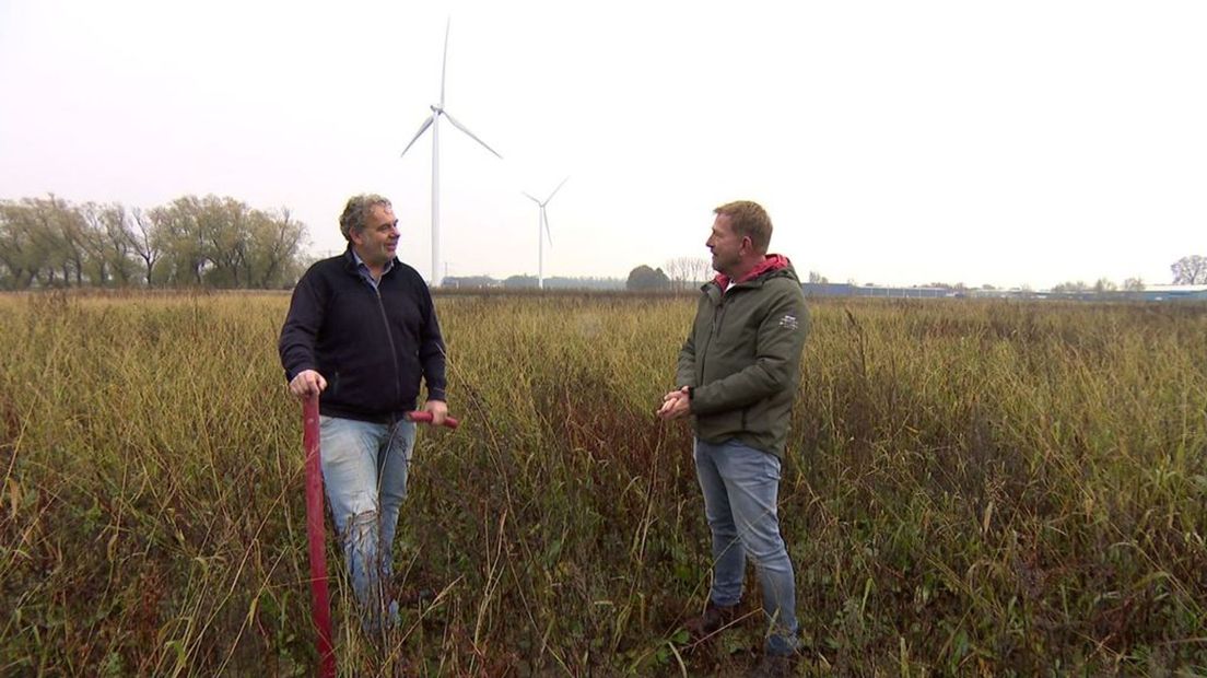 Pim de Ridder en Harm Edens bij het windpark - foto Omroep Gelderland