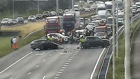A28 dicht tussen Den Dolder en knooppunt Rijnsweerd na ongeluk. A28 dicht tussen Den Dolder en knooppunt Rijnsweerd na ongeluk.