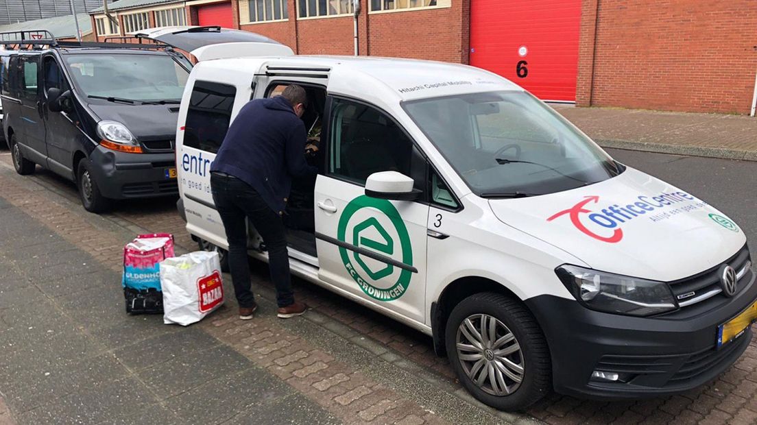 FC Groningen-fans helpen voedselbank in Stad