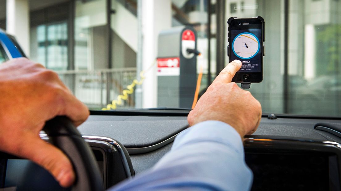 Een chauffeur van Uber accepteert een aanvraag voor een rit van een klant