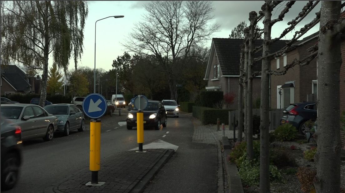 Het gebeurt bijna dagelijks dat de snelweg A2 bij Beesd vastloopt. En drukte op de A2 betekent dan ook drukte in Beesd zelf. Vooral de bewoners van de Docter A. Kuiperweg zijn de grote hoeveelheid sluipverkeer beu.