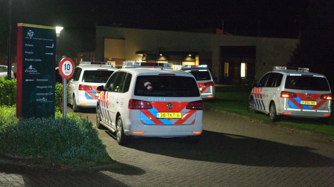 De politie bij een vechtpartij in azc in Overberg in september 2015.