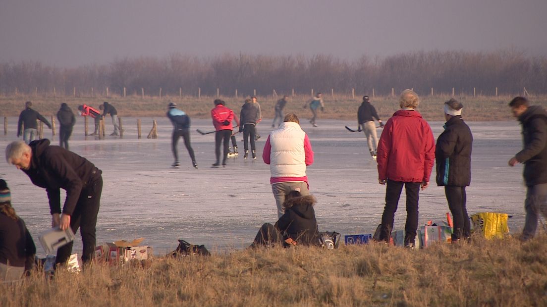 Schaatsen op écht ijs. Leuk, maar oppassen! (video)