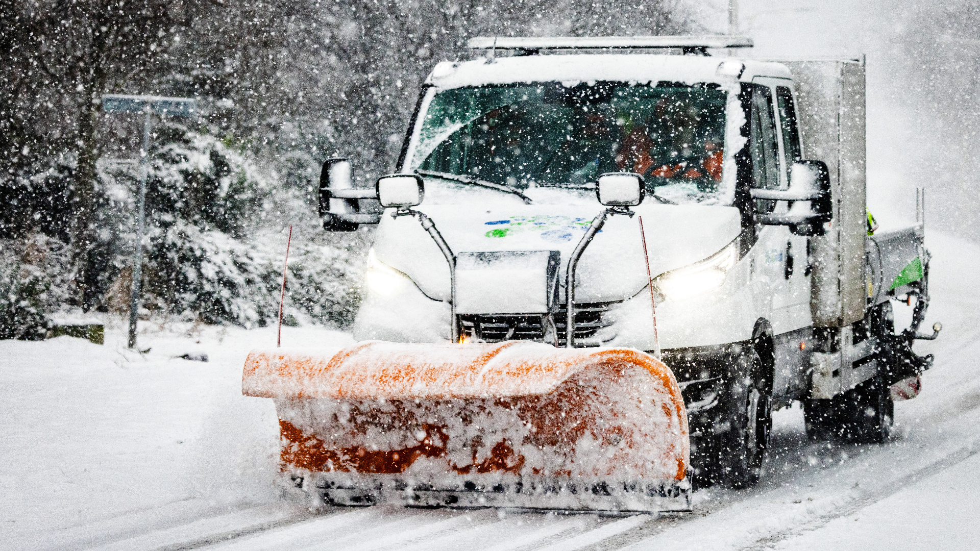 Sneeuwschuiver in Zwijndrecht.