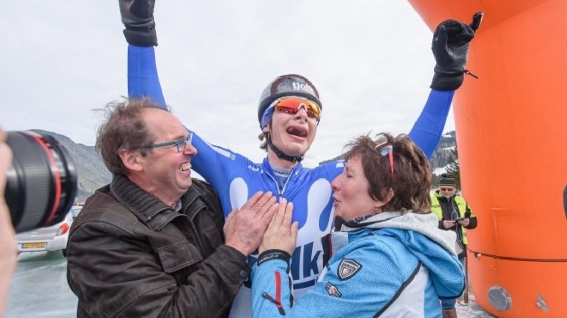 Niels Mesu viert zijn overwinning op de Alternatieve Elfstedentocht met zijn ouders