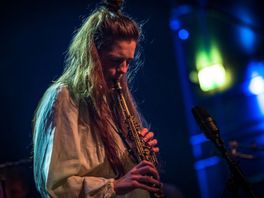 Saxofoniste Kika Sprangers mengt de klank van haar instrument met 9 vrouwenstemmen