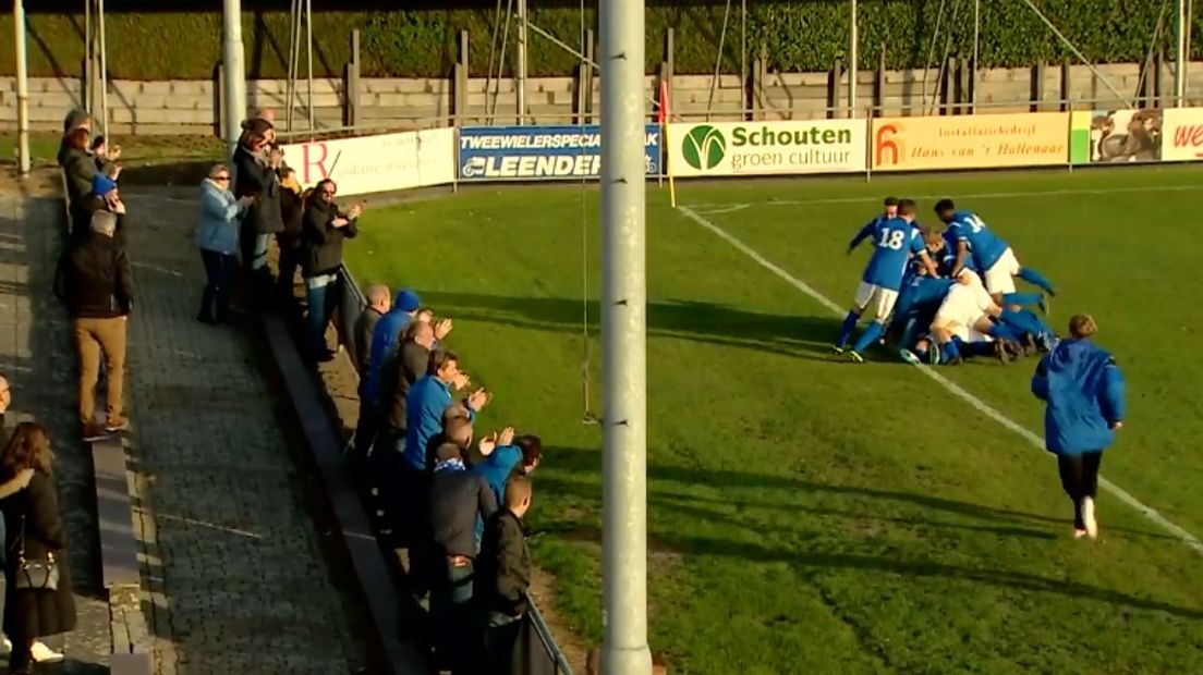 Björn Zwikker wordt bedolven onder ploeggenoten na de winnende goal