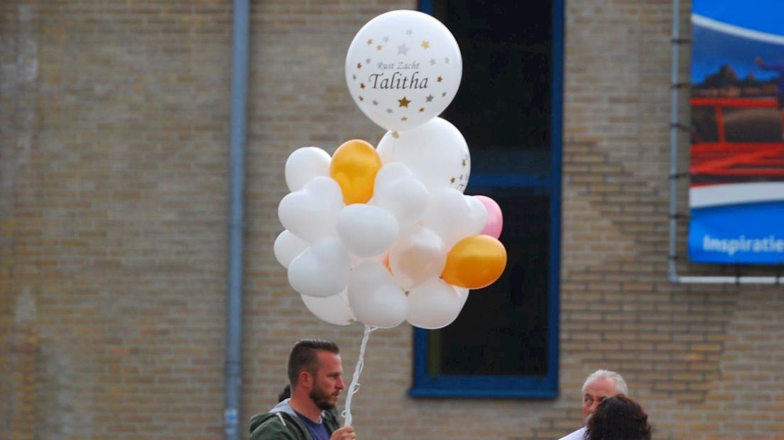 Veel witte ballonnen bij stille tocht voor overleden Almelose Talitha van Limbeek