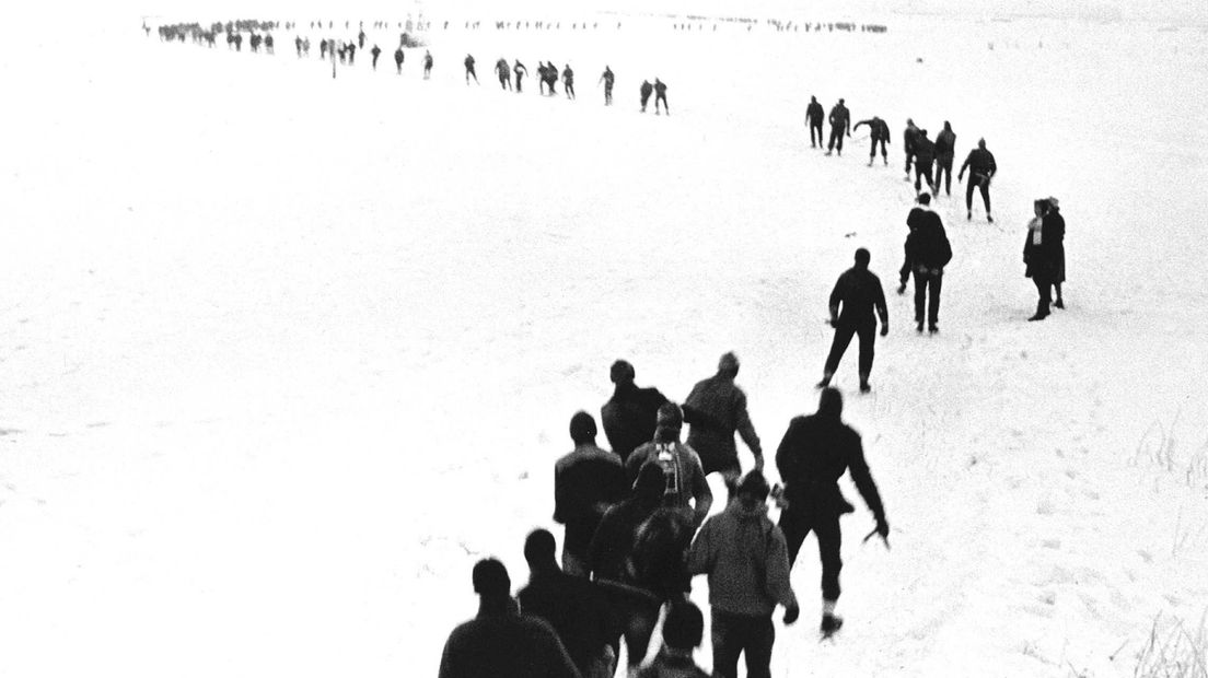 Schaatsers onderweg tijdens de Elfstedentocht van '63