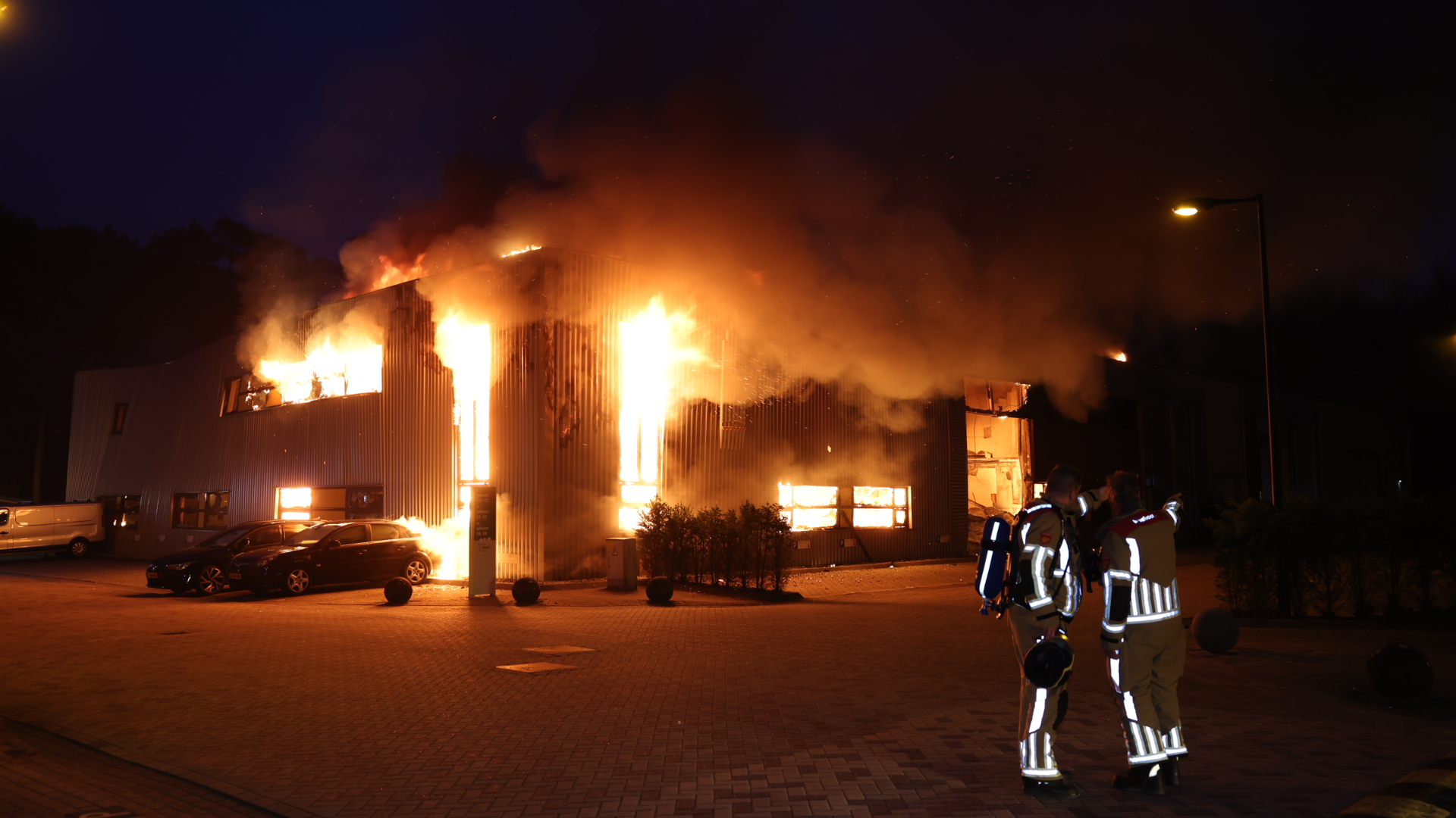 Uitslaande brand in Zeist | Fietser raakt gewond bij ongeluk.