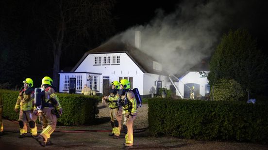 Brand door blikseminslag • auto van de weg