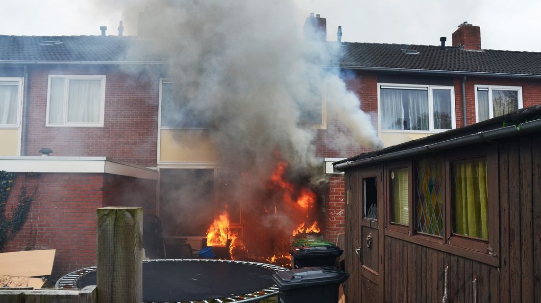 De brand breidde zich uit naar de achtertuin