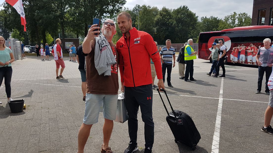 Even een selfie maken met AZ-speler Ron Vlaar (Rechten: Jasmijn Wijnbergen/RTV Drenthe)
