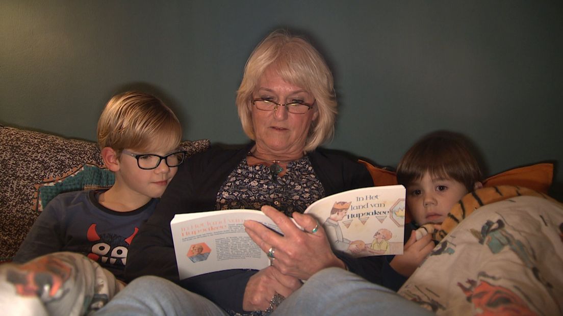 Oma Josephine de Konink leest voor uit het boek In het land van Hupsakee | Omroep West