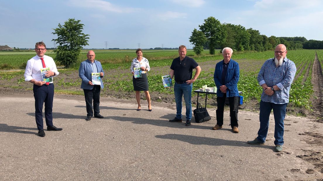 De Werkgroep Tjuchem (rechts) samen met directeur Cas König van Groningen Seaports, Wethouder Jaap Borg van Midden Groningen en gedeputeerde Fleur Gräper (vlnr)