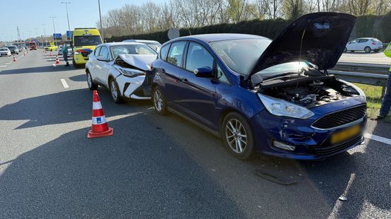 Kettingbotsing op A50 • snelweg dicht voor grenscontrole. Kettingbotsing op A50 • snelweg dicht voor grenscontrole.