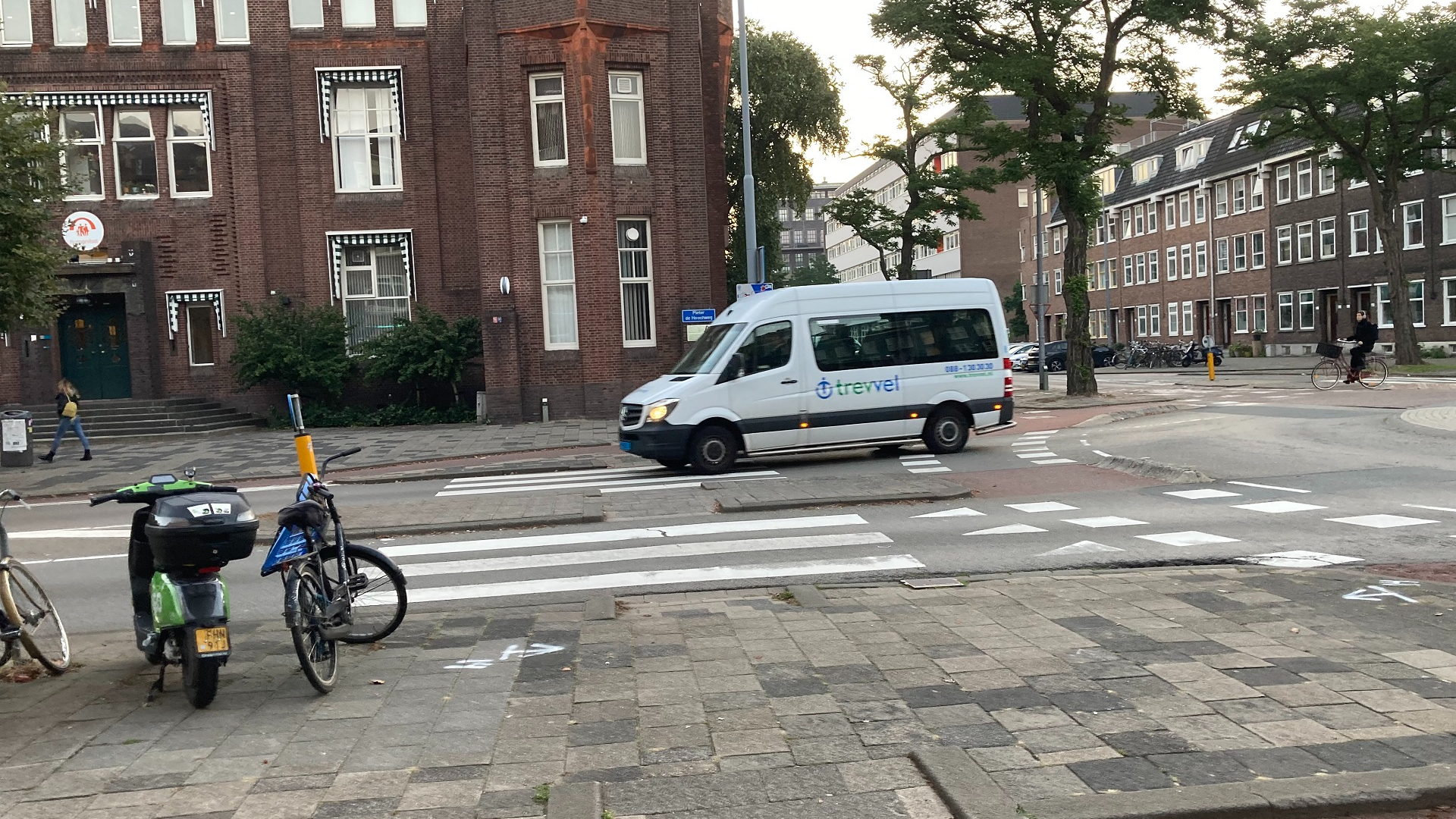 Een bus van Trevvel in het straatbeeld van Rotterdam.