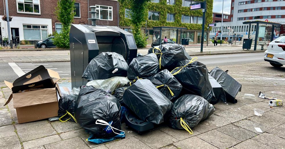 Bergen afval náást de containers in Utrecht: 'Waarom doen mensen dit ...