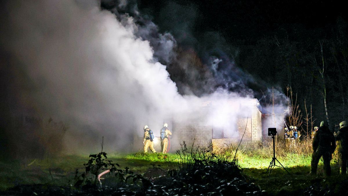 Brand uitgebroken in leegstaand pand in Oosterhesselen