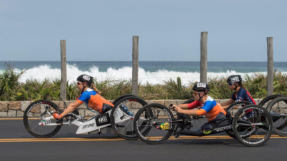 Jennette Jansen in actie met Laura de Vaan en Oksana Masters