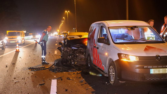 Twee gewonden naar ziekenhuis na ongeluk op A30