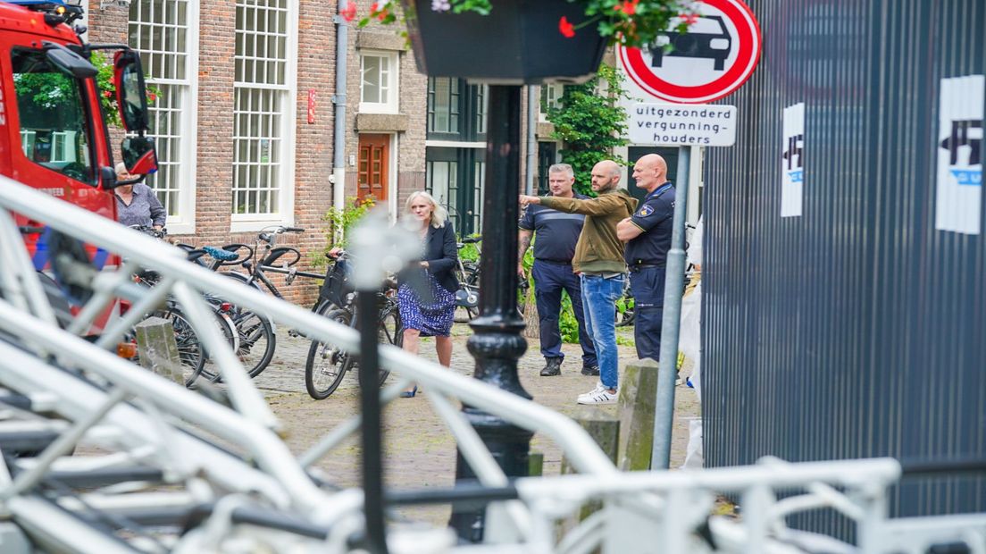 De politie doet onderzoek op de plek waar de overleden man werd gevonden