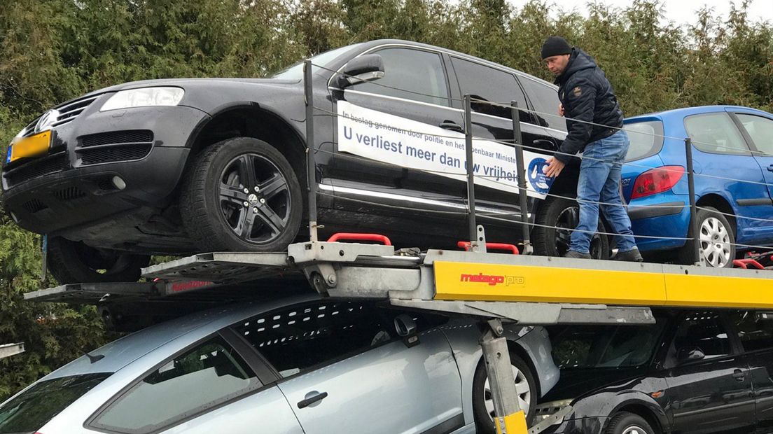 Auto's in beslag genomen in Steenwijk (Rechten: RTV Drenthe / Matthijs Holtrop)