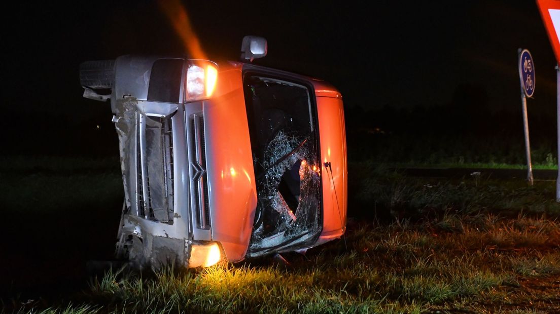 Auto belandt op zijkant, bestuurder komt met schrik vrij