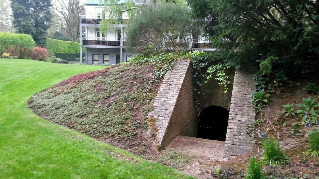 Een van de ingangen van de ondergrondse ruimte bij de Prinses Beatrixlaan.
