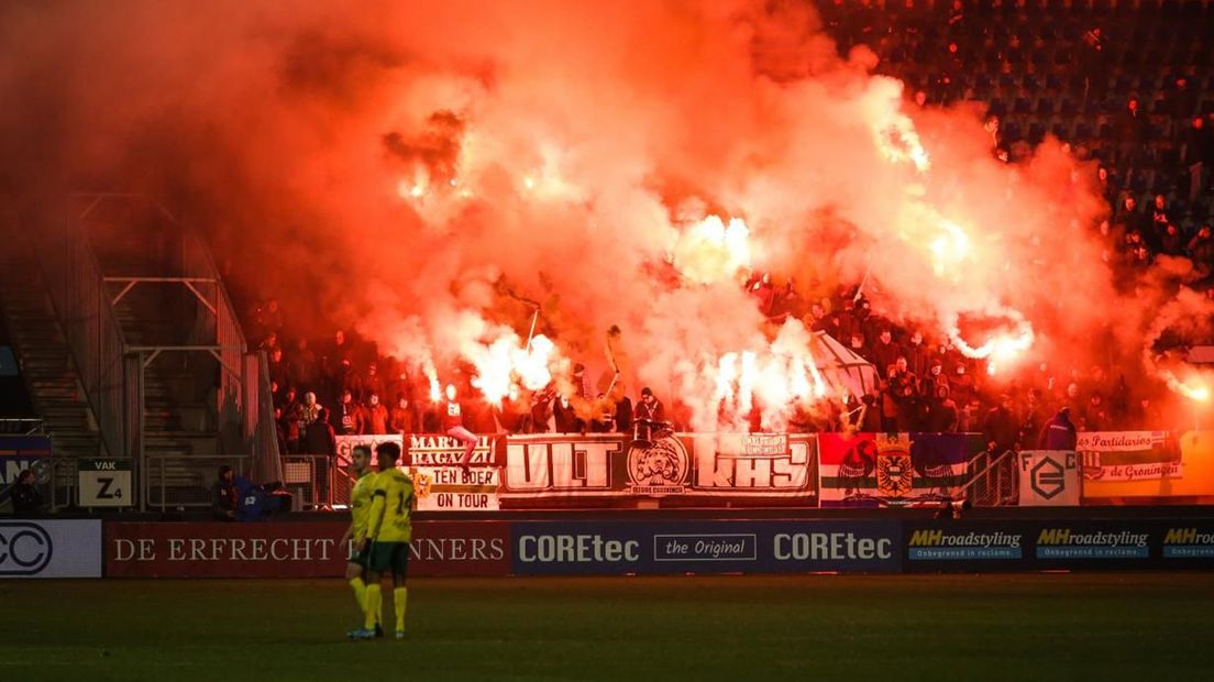 Na vijftien minuten wedstrijd ontstaken de supporters van FC Groningen een groot aantal fakkels