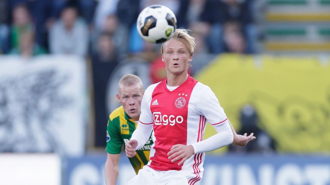 Kasper Dolberg en Tom Beugelsdijk tijdens ADO Den Haag - Ajax.