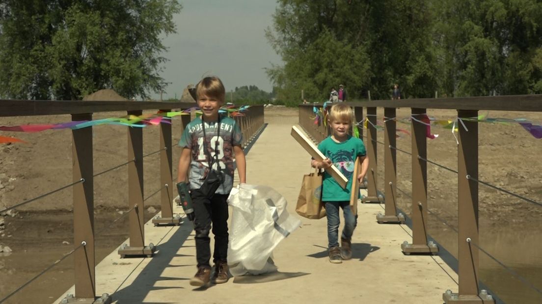 Nijmegen heeft er weer een brug bij. Een bruggetje over 't Zeumke in de Stadswaard. Dat is een soort mini-nevengeul aan de centrumzijde van de stad, dicht bij de oude Waalbrug.