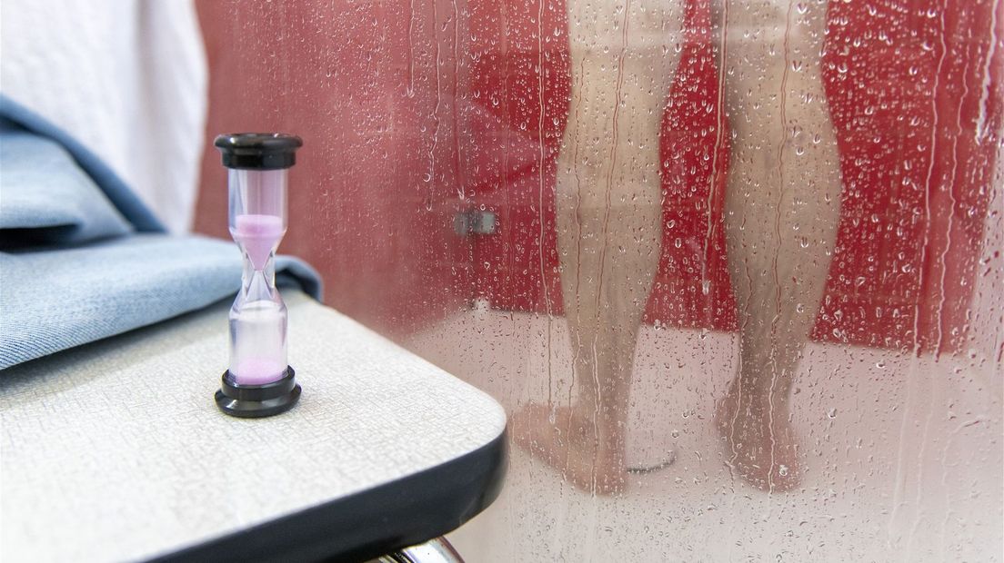 Een timer kan helpen om korter onder de douche te staan
