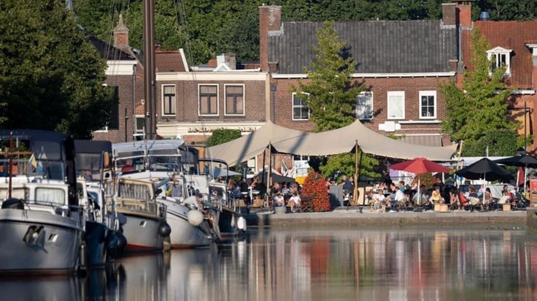 Het speciale terras op de Kop van de Vaart mag tot 1 november blijven, maar of het in de winter mag? (Rechten: Ronald Obbes)