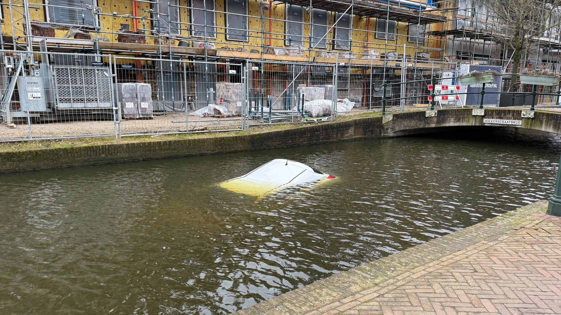 Hoe het kon gebeuren dat de auto in beweging kwam, is niet duidelijk.