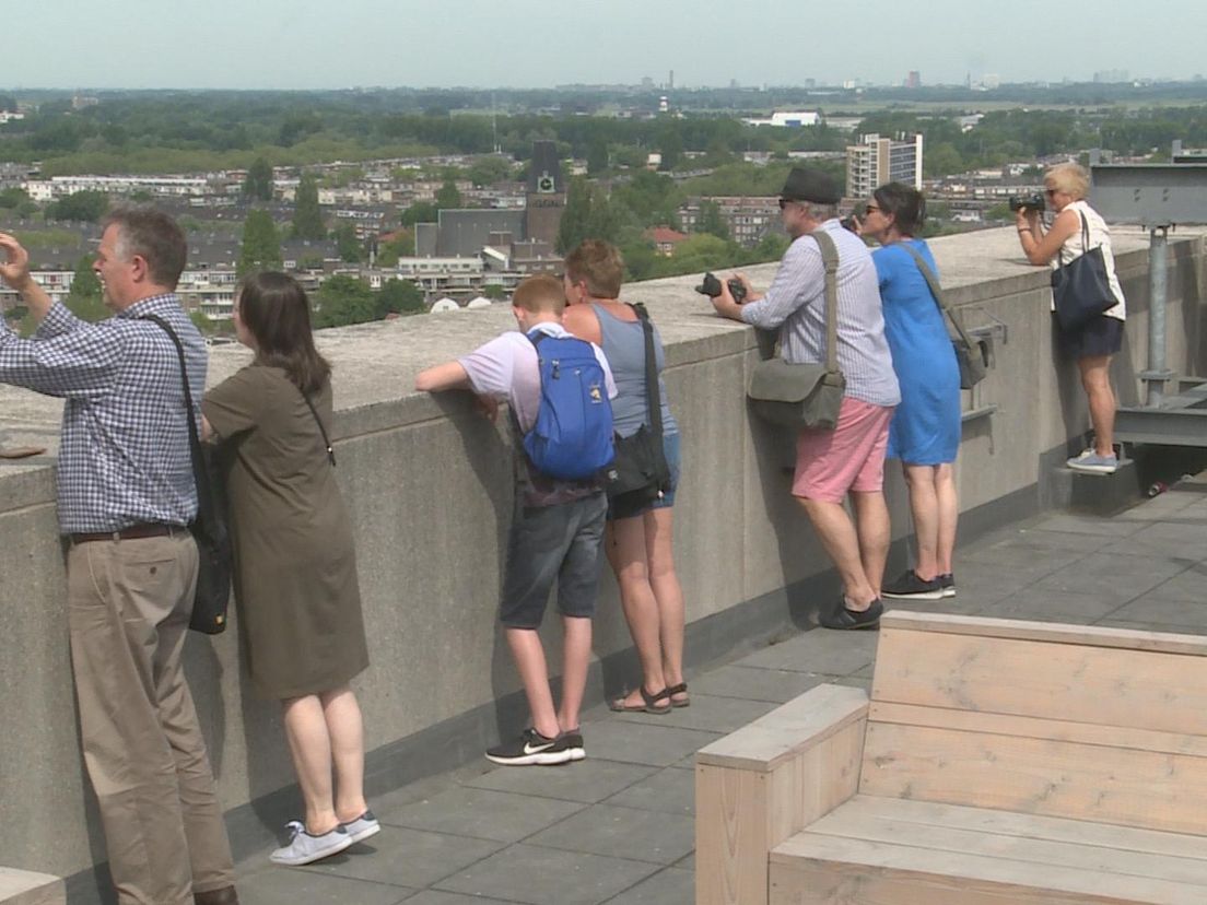 Bezoekers op het dak van Central Post aan het Delftseplein tijdens de Rotterdamse Dakendagen