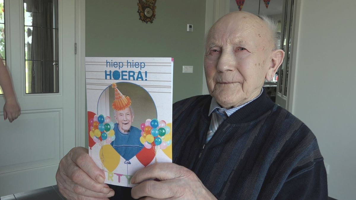 100-jarige Hein uit Schalkhaar krijgt honderden felicitatiekaarten uit de hele wereld