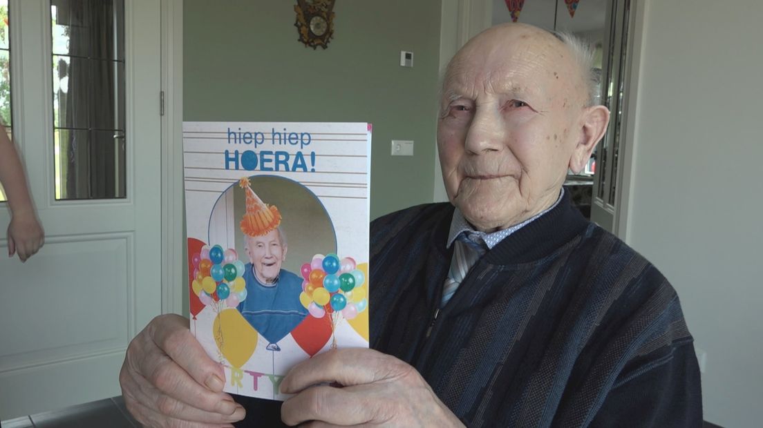 De 100-jarige Hein Haverkamp kreeg tweehonderd verjaardagskaarten uit de hele wereld