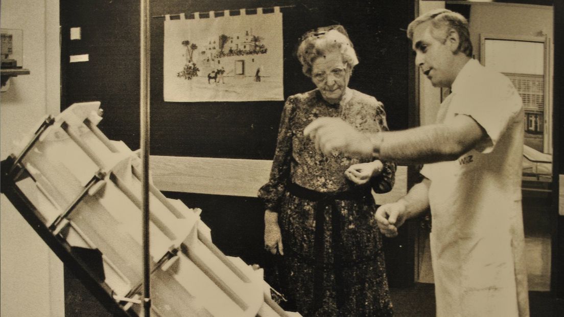 Koningin Juliana opent in 1986 het dialysecentrum van het Westeinde-ziekenhuis. 