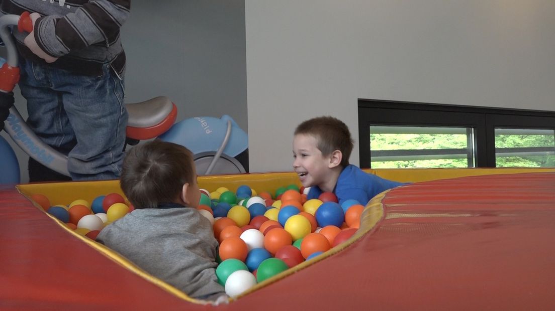 'Wij willen hier wonen, wij willen hier wonen', roepen de zoontjes van Koos en Elisjawâ Mens uit Leiden in koor. De kinderen lopen enthousiast het appartement uit, op naar de ballenbak. Het gezin is de afgelopen twee jaar al tien keer afgereisd naar vakantiehuis Het Boshuus van het Ronald McDonald Kinderfonds om zo zorgeloos mogelijk vakantie te vieren met het gezin.